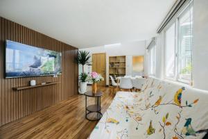 Walk 5mins to Hoan Kiem lake