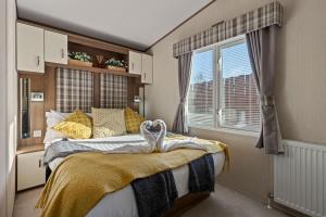 Retreat at the Lake - Fishing Lakes, Heated Outdoor Swimming Pool 500yrds on Sister Park , Pool Open April to September