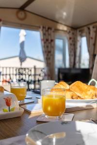 Retreat at the Lake - Fishing Lakes, Heated Outdoor Swimming Pool 500yrds on Sister Park , Pool Open April to September