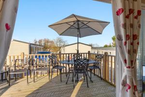 Retreat at the Lake - Fishing Lakes, Heated Outdoor Swimming Pool 500yrds on Sister Park , Pool Open April to September