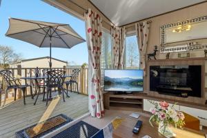 Retreat at the Lake - Fishing Lakes, Heated Outdoor Swimming Pool 500yrds on Sister Park , Pool Open April to September