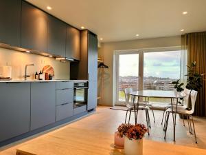 Apartment with garden and sea view