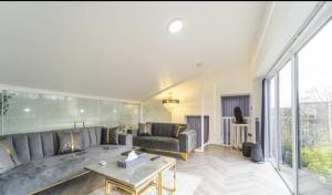 New Modern Stylish Villa Near City Centre Birmingham, with outdoor Hot Tub