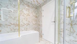 New Modern Stylish Villa Near City Centre Birmingham, with outdoor Hot Tub