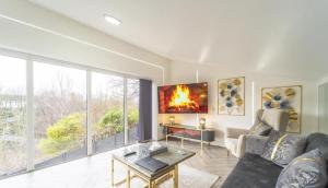 New Modern Stylish Villa Near City Centre Birmingham, with outdoor Hot Tub