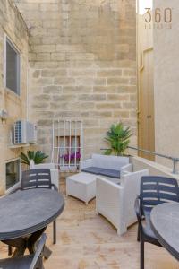 Authentic studio with Maltese Balcony in Bormla by 360 Estates