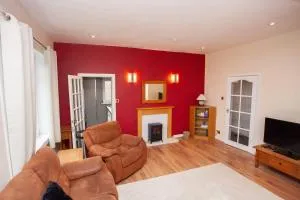 3 Bed Cottage Flat with Parking - Cardonald