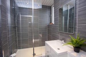 3 Bed Cottage Flat with Parking