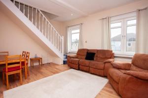 3 Bed Cottage Flat with Parking