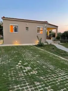 Beachfront Family Home - Levendokhórion