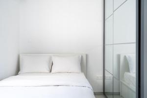 Marble - Cozy Studio W Balcony in Larnaca