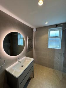 Comfort 3 Bedroom Home in Notting Hill