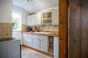 Swift Host - 2 Bedrooms - Period Cottage - Garden - Village Location - Dog Friendly