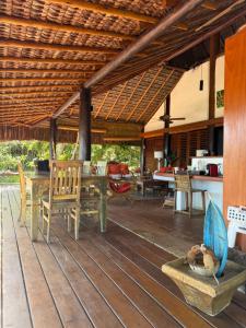 Charmoso bangalô balinês pé na areia Outeiro das Brisas