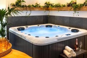 Tropical Wellness Suite I Sauna I Whirlpool I Hot Tub I TV I BBQ