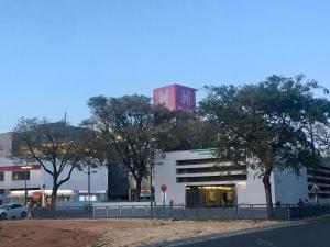 Amplio adosado a 5 mits del metro y centro comercial