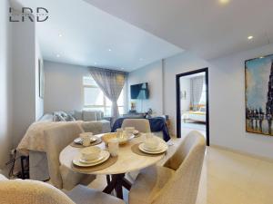 Stylish 2BR Apartment Steps from Metro and Marina Mall