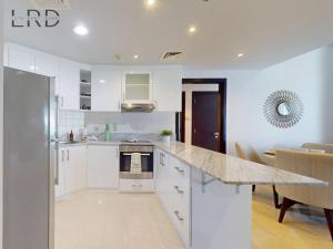 Stylish 2BR Apartment Steps from Metro and Marina Mall