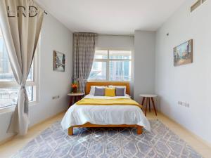 Stylish 2BR Apartment Steps from Metro and Marina Mall