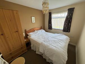 498, Three Bedroom Detached Chalet - Sleeps 6, pet friendly, FREE pool and entertainment passes included - plus WiFi, bed linen and towels included