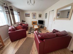 498, Three Bedroom Detached Chalet - Sleeps 6, pet friendly, FREE pool and entertainment passes included - plus WiFi, bed linen and towels included