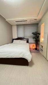 # Hotel Style # Cozy # Gangnam Plastic # Super Station Area # High-rise City View # Airport Bus # Comfort in the City # Gangnam-daero # Chromecast