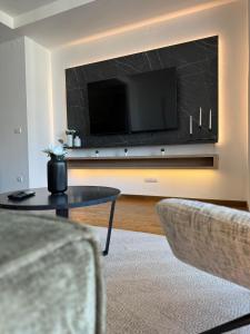 Crown Apartments - BW Arcadia