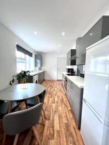 Devon-2 Bdrm Sleeps 4 Great for Contractors