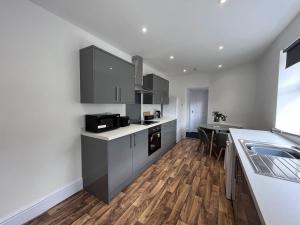 Devon-2 Bdrm Sleeps 4 Great for Contractors