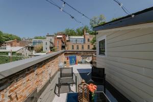 Stunning 4BR Townhome Rooftop City Views