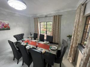 Leafy home in the heart of Linden with Pool