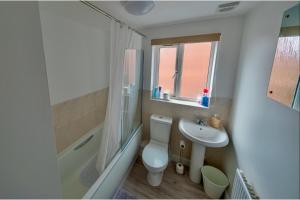 Cosy Home-Sleeps 5- Private Garden- Free Parking