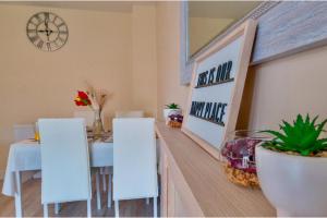 Cosy Home-Sleeps 5- Private Garden- Free Parking