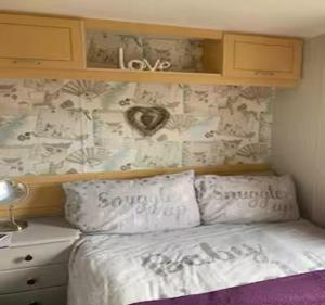 2Bed Caravan Sleeps 6- Beach Access Pets Parking