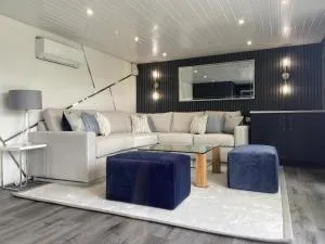 Luxury and Comfort in the Garden Room - 温斯洛