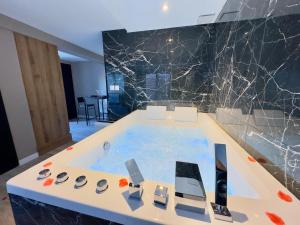 Appartements Suite Romantique - Balneo Prive - Parking : photos des chambres