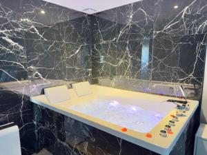 Appartements Suite Romantique - Balneo Prive - Parking : photos des chambres