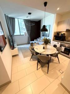 Great Location Near City Modern Sleeps 4 Guests