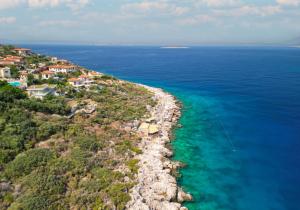 Mona Apart with sea platform