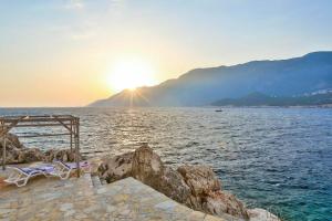 Mona Apart with sea platform