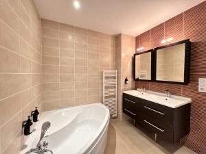Villas Villa Nausicaa - Circuit des 24h du Mans - Piscine : photos des chambres