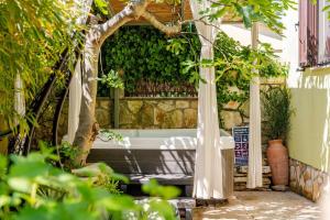 Green house Peroj, WI-FI, FREE PARKING, GARDEN, HOT TUBE, PET FRIENDLY