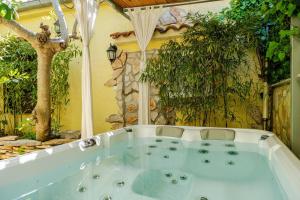 Green house Peroj, WI-FI, FREE PARKING, GARDEN, HOT TUBE, PET FRIENDLY
