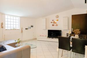 Green house Peroj, WI-FI, FREE PARKING, GARDEN, HOT TUBE, PET FRIENDLY