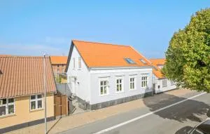 2 Bedroom Awesome Apartment In Rønne - رونيه
