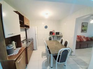 Casa em condomínio, com piscina, parquinho infantil, internet 500mb, ideal para família, garagem para 2 carros, com 2 quartos sendo 1 suíte, com Smart TV, 400m da PRAIA