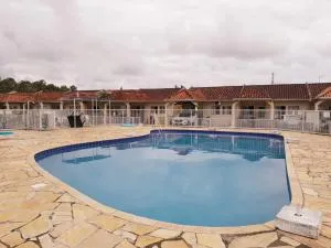 Casa em condomínio, com piscina, parquinho infantil, internet 500mb, ideal para família, garagem para 2 carros, com 2 quartos sendo 1 suíte, com Smart TV, 400m da PRAIA - 马蒂尼奥斯