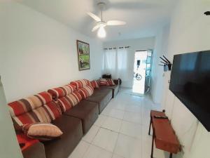 Casa em condomínio, com piscina, parquinho infantil, internet 500mb, ideal para família, garagem para 2 carros, com 2 quartos sendo 1 suíte, com Smart TV, 400m da PRAIA