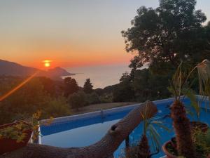 Vacanze Sicilia, Villa con piscina con vista Mare e porto di Cefalù