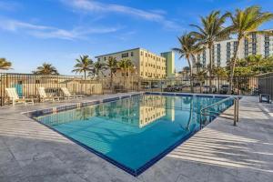 Beachfront & Pool Access Unit W 2 Queen Beds